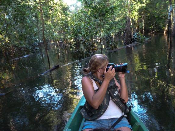 Fotografando a floresta alagada na Reserva de Mamirauá, perto de Tefé, no Amazonas